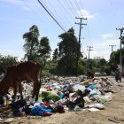 Calle principal de Los Guaricanos (La Gallera) convertida en vertedero, hoyos y si aceras.  Arlenis Castillo.