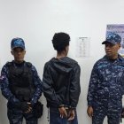 Policía detiene en flagrante delito a dos hombres y recupera motocicleta, celulares y otras pertenencias en Sabana Perdida