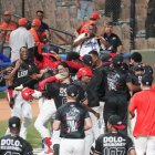 Jugadores de los Leones del Escogido celebran después de vencer  ayer a los Toros del Este en partido celebrado en el  Estadio Quisqueya Juan Marichal.  Manolito Jiménez