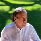 Julio Iglesias se dejó el bigote en honor a su padre en 2023.