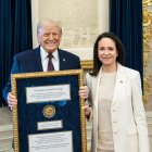 María Corina Machado “dio” su galardón a  Trump. EFE