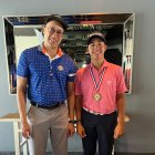 El doctor Arturo Medero, premia a Waldo Aguasvivas.