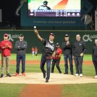 Moisés Alou realiza lanzamiento  honor.