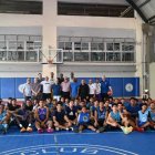 El inmortal Tito Horford, junto a los participantes en el Club Naco.