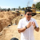 Fellito Suberví explica en el terreno sobre movimiento tubería madre,  José de León.