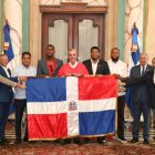El presidente Luis Abinader entrega la bandera nacional a los directivos y jugadores de los campeones, Leones del Escogido que van a la Serie del Caribe.