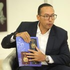 Lorenzo Ramírez, director de Pasaportes, muestra los tres modelos de libretas hoy  Alexis monegro