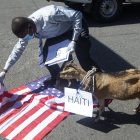 Pisotea una bandera de EE.UU. en  una protesta este viernes en Puerto Príncipe.  EFE