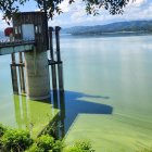 El color del agua tiene preocupada a la población.