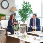 El ministro de Industria, Comercio y Mipymes, Yayo Sanz Lovatón, y la embajadora de los Estados Unidos en la República Dominicana, Leah Francis Campos.