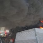 Se registra incendio de gran magnitud en empresa de artículos plásticos en San Cristóbal