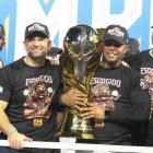 Eduardo Najri, Ramón Santiago y Carlos  Peña, al recibir la copa de campeón, donde los Leones del Escogido,  triunfaron en  la temporada  2025-20.