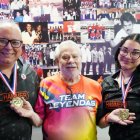 Rolando Sebelén, entrega  a Carlos y Rosalía Guzmán.