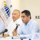 El ministro de Deporte, Kelvin Cruz, se dirige a los presentes junto a otras personalidades.