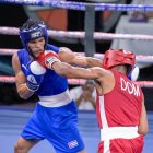 Miguel Encarnación (RD) conecta en rostro del  cubano Erislandy Álvarez.  Tony Núñez