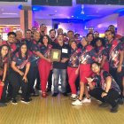 Manolito Jiménez; recibe la placa de parte de Dalton Pérez  y Pily Báez, junto a los jugadores.