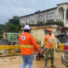 Estructuras comerciales colapsaron.