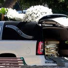 El Mencho fue puesto en un ataúd color oro.