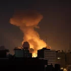 Humo se eleva tras un ataque aéreo en el centro de Teherán. EFE/EPA/Abedin Taherkenareh