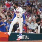 El dominicano Junior Caminero salta de alegría camino al plato luego de pegar jonrón que rompió el empate a tres y fue clave en triunfo 12-3 ante Nicaragua.