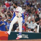 El dominicano Junior Caminero salta de alegría camino al plato luego de pegar jonrón que rompió el empate a tres y fue clave en triunfo 12-3 ante Nicaragua.