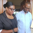 Loveli Raphael Josef, madre de Stephora, llora a la salida del tribunal.