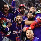Fernando Tatis Jr. celebra con sus compañeros tras jonrón