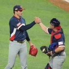 El lanzador  Mason Miller y el receptor Will Smith, de Estados Unidos,  celebran, al final del noveno inning, el triunfo ante la selección de República Dominicana.