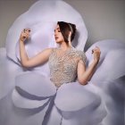 Karen Yapoort envuelta en pétalos para esta noche en Premios Soberano
