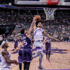 Anderson García va rumbo al aro en partido de  la NBA.