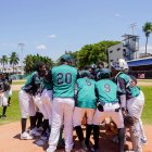 Jugadores de los Angeles Orientales agradecen a Dios luego de alcanzar su primera victoria en el evento nacional de béisbol en categoría de 13-14 años.