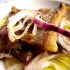 ¿Quién no se motivaría a comer un arenque guisado como el de esta imagen?