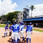 Jugadores de los Tigres del Distrito celebran tras vencer a los Bravos de Santo Domingo y alcanzar su pase a la gran final del torneo de 13-14 años.