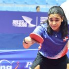 La atleta Eva Brito realiza boleos  en el Pabellón de Tenis de  Mesa