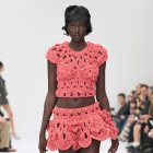 El diseñador peruano Jorge Luis Salinas se ha destacado por llevar el crochet artesanal de lujo a las pasarelas de Milán.  Su trabajo, caracterizado por fusionar raíces andinas con técnicas contemporáneas, es elaborado en un 90 % a mano por artesanas, elevando el tejido a arte escultura.