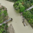 El el colapso del puente de Camú, en la provincia de Puerto Plata, fue uno de los resultados de las intensas precipitaciones de as vaguadas. (Foto Onesvie).