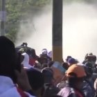 Los manifestantes fueron atacados con bombas lacrimógenas y chorros de agua.