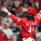 Elly De La Cruz disparó tres anoche imparables ante pitcheo de los Cubs.
