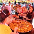 A exaltar la paella.