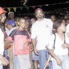 Niños de Cristo Rey gozan cena de Nochebuena anticipada