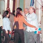 Mejía despide a 40 jóvenes estudiarán medicina en Cuba
