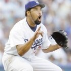 Lanza juego completo y da a los Dodgers <BR>primer triunfo en la actual postemporada