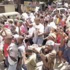 Fieles de Aristide marchan en Haití