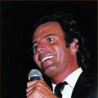 Julio Iglesias dispuesto a cantar gratis todos los días
