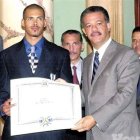 Leonel condecora a Félix Sánchez; le expresa: <BR>«La RD está endeudada con usted»