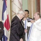 El Presidente condecora vicecanciller, embajador