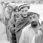 Afganos celebran primeras <BR>elecciones en su historia