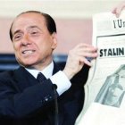 <P>Berlusconi vuelve a «meter la pata»</P>