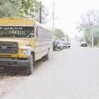 Vehículos abandonados y basura ocupan vía