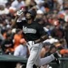 <P>Juan Encarnación despacha jonrón con bases llenas; Ortiz pega HR. Benitez salva<BR>Marlins 9, Bravos 0</P>